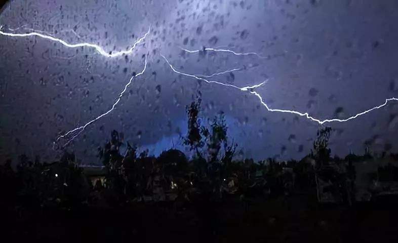 暴雨來(lái)襲，請注意人身安全