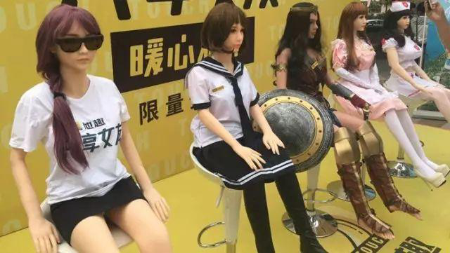 高傲的“單身”還是選擇人體硅膠娃娃？